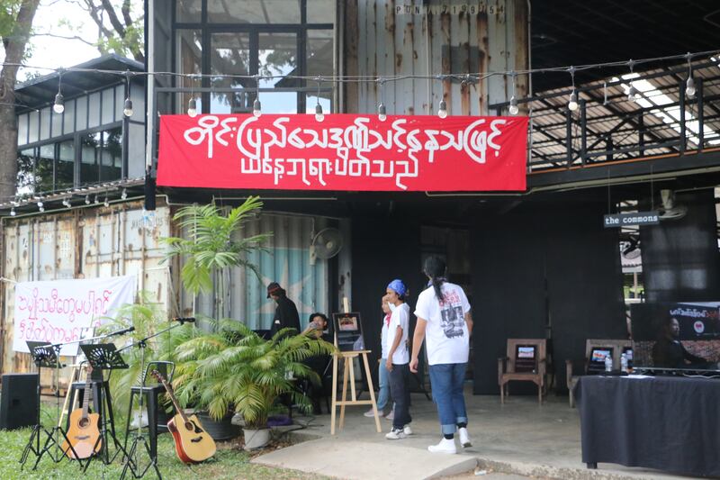 လူထုသပိတ်တိုက်ပွဲများတွင် အသုံးပြုသည့် ကြွေးကြော်သံ အမှတ်အသားပါ စာတန်းများ စုစည်းပြသသည့် ပြပွဲကို ထိုင်းနိုင်ငံ၊ ချင်းမိုင်မြို့တွင် ၂၀၂၄ ခုနှစ် နိုဝင်ဘာ ၃၀ ရက်နေ့က ကျင်းပခဲ့စဉ်။ (Photo: RFA)
