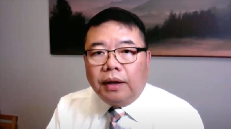 时事评论员王剑认为，针对教培业的“团灭”是为政治安全。(截图自“亚洲很想聊节目”)
