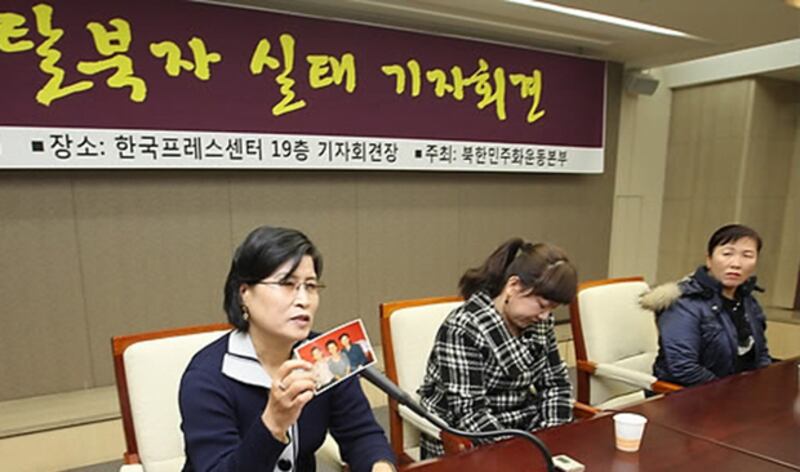 중국에 거주한 경험이 있는 탈북여성 3명이 중국내 탈북자 실태을 알리는 기자회견에서 인권유린 등 문제점에 대해 말하고 있다. 