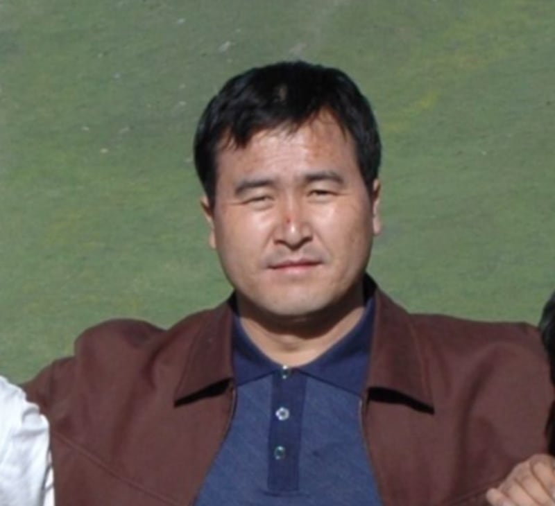 མགོན་པོ་སྐྱིད་ཀྱིས་ལྷ་སའི་མཐོ་རིམ་མི་དམངས་ཁྲིམས་ཁང་མདུན་གཅུང་པོ་རྡོ་རྗེ་བཀྲ་ཤིས་ཀྱི་ཆེད་དྲང་བདེན་གྱི་རེ་འབོད་མུ་མཐུད་གནང་བ།