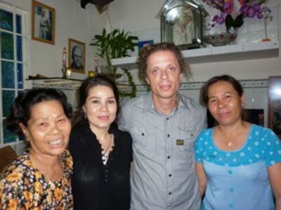Brian Hjort chụp (đứng giữa) với hai người con lai ở Bến Tre hồi tháng 4 năm 2011