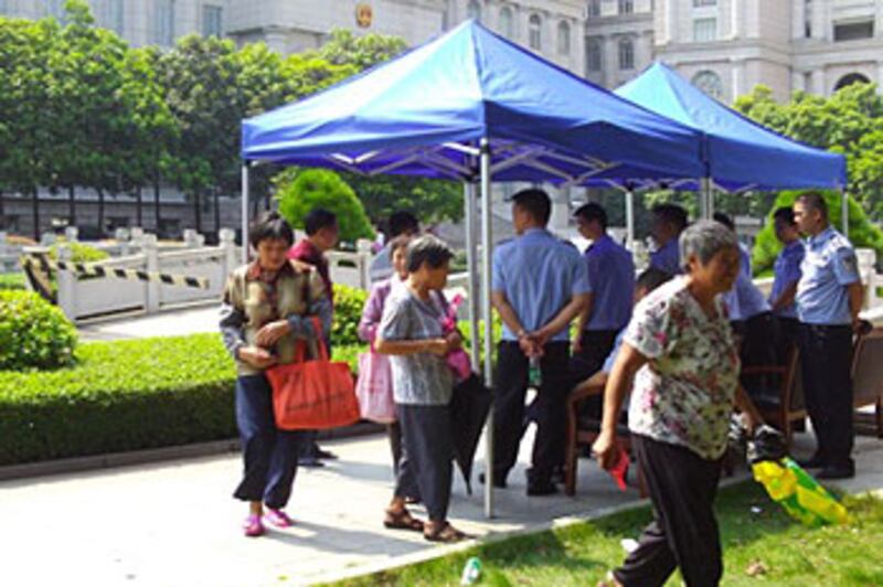 三山村民均被公安搜查隨身物品，庭審期間公安監視村民一舉一動。（村民蘇女士提供）