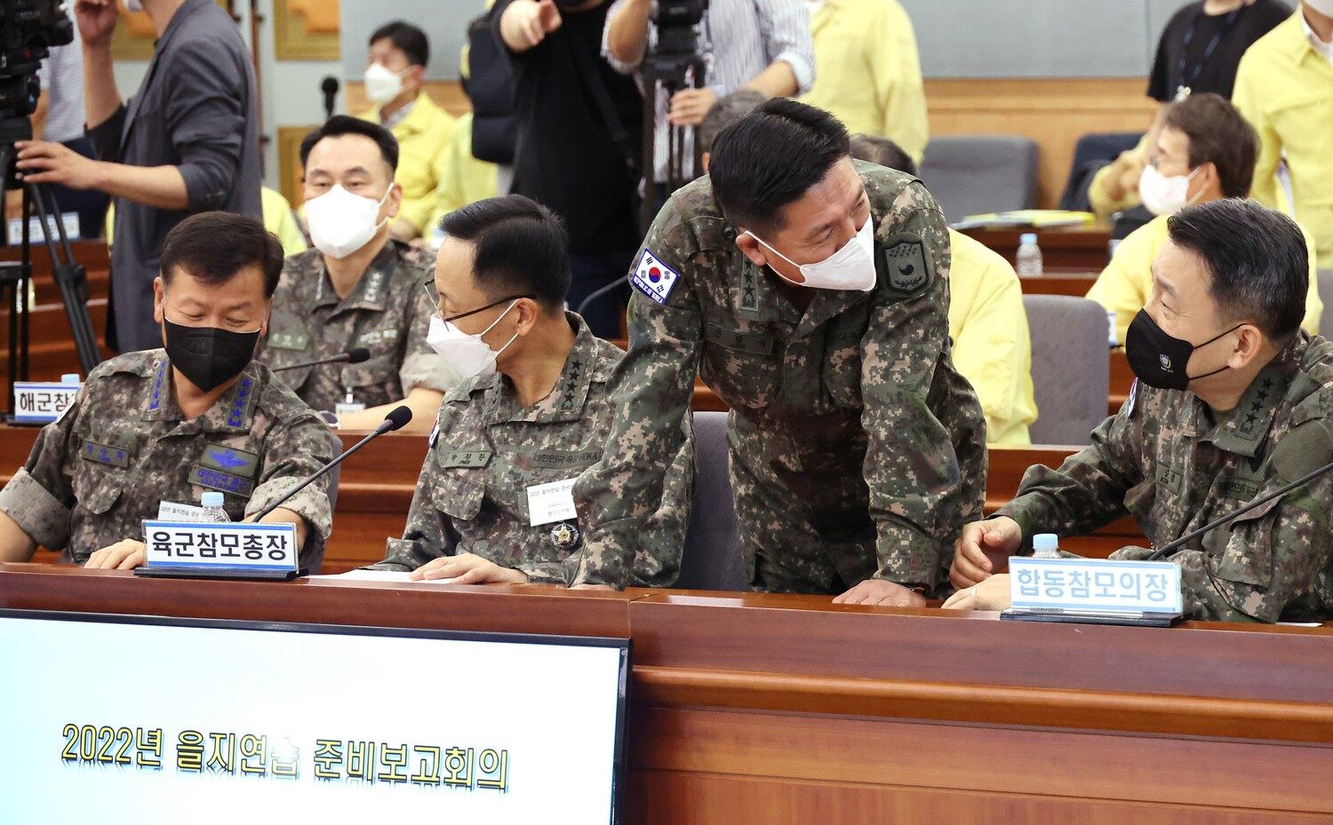 한국의 김승겸 합참의장(오른쪽)과 박정환 육군참모총장(가운데), 정상화 공군참모총장(왼쪽)이 지난 2일 정부서울청사에서 열린 을지연습 준비보고대회에 참석해 대화하고 있다.