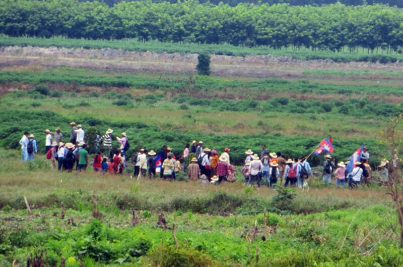 ក្រុម​និស្សិត​មក​ពី​សកល​វិទ្យាល័យ​នានា​នៅ​រាជធានី​ភ្នំពេញ ចុះ​ពិនិត្យ​ស្ថានភាព​ជាក់ស្ដែង​លើ​តំបន់​ដី​មាន​ជម្លោះ នៅ​ភូមិ​ជើង ឃុំ​ជាំ ស្រុក​មេមត់ ខេត្ត​ត្បូងឃ្មុំ កាល​ពី​ថ្ងៃ​ទី​១៧ ឧសភា ឆ្នាំ​២០១៥។