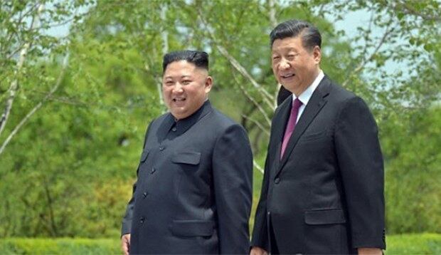 지난 2019년 6월 21일 시진핑 중국 국가주석과 김정은 북한 국무위원장이 평양 금수산영빈관에서 산책하는 모습.