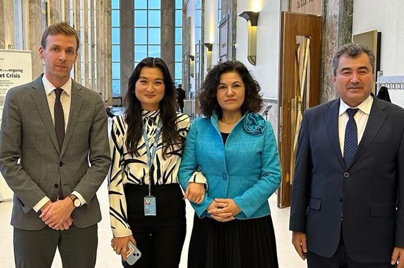بىرلەشكەن دۆلەتلەر تەشكىلاتىنىڭ 12-قېتىملىق «سودا ۋە كىشىلىك ھوقۇق مۇنبىرى» يىغىنىغا قاتناشقان ئۇيغۇر ۋەكىللەر، 2023-يىلى 30-نويابىر، جەنۋە
