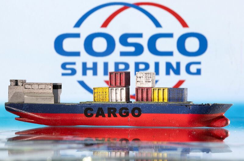 2022 年 3 月 3 日拍摄的插图中,中国远洋运输公司 (COSCO) 标志前的货船模型。(路透社)