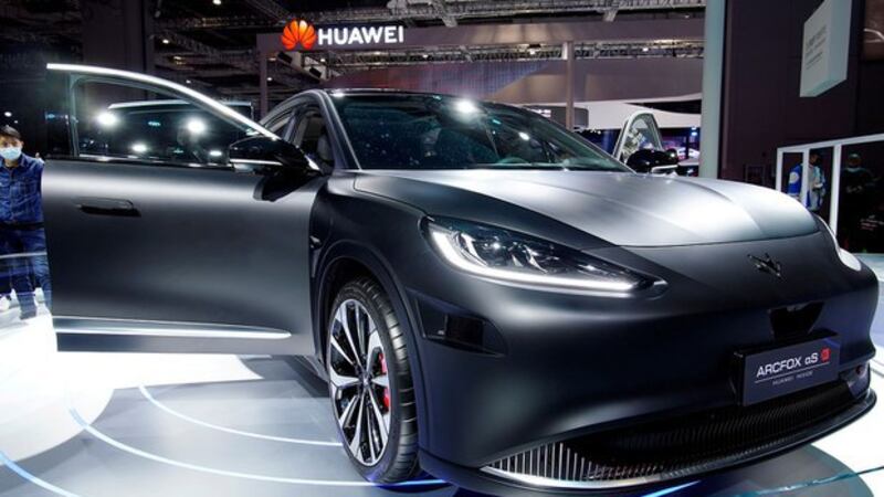 2021年4月19日上海车展中陈列的一款华为轿车(路透社图片)
