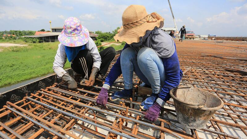 ពល​ការិនី​ខ្មែរ​មួយ​ក្រុម​នេះ កំពុង​ចង​ដែក​ធ្នឹម​ស្ពាន នៅ​ការដ្ឋាន​សង់​ស្ពាន​មួយ​កន្លែង​នៅ​ខេត្ត ណាខន ប៉ាថុម (Nakhon Pathom) ប្រទេស​ថៃ នៅ​ថ្ងៃ​ទី១៥ ខែតុលា ឆ្នាំ២០២០។