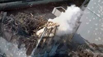 Nhà máy điện nguyên tử Fukushima tiếp tục rò rỉ phóng xạ sau trận động đất, hôm 18/3/2011. AFP