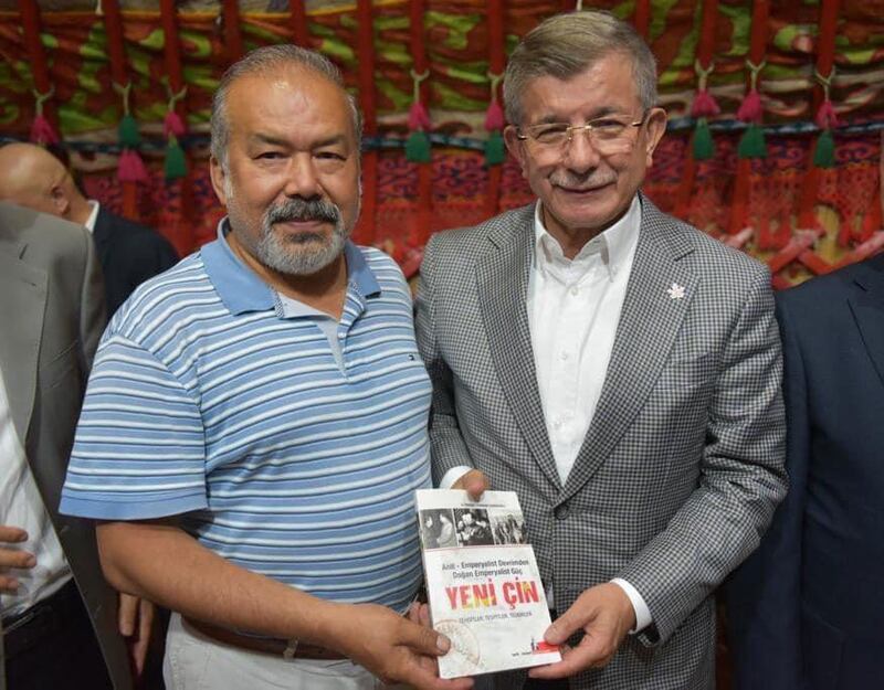 «كېلەچەك» پارتىيەسىنىڭ ئورۇنلاشتۇرۇشى بىلەن ئۆتكۈزۈلگەن ئۇچرىشىشتا ئۇيغۇر ئاكادېمىيەسى ۋەخپىسى رەئىسى دوكتور پەرھات قۇربان تەڭرىتاغلى ئەپەندى تۈركىيە «كېلەچەك» پارتىيەسىنىڭ رەئىسى ئەخمەت داۋۇتئوغلۇ ئەپەندى بىلەن. 2022-يىلى 19-ئىيۇن، تۈركىيە.