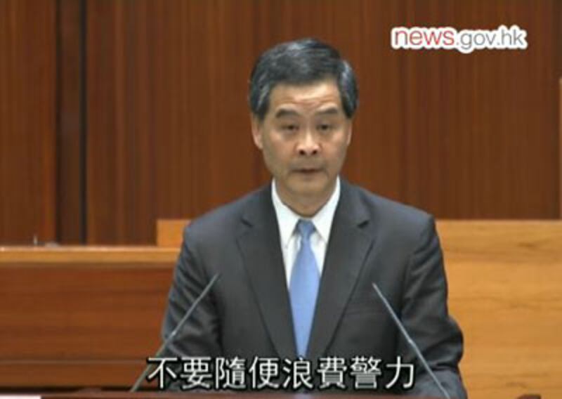 2014年7月3日，特首梁振英於立法會答問大會上，讚揚警方處理中環集會人士手法，又認為示威人士浪費警力。（香港政府新聞網截圖）