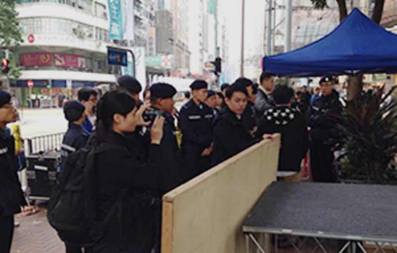 2015年2月1日，民主黨於灣仔軒尼詩道遊行路線設置街站，受警方阻撓，包括主席劉慧卿在內的成員，與警方爭論。(林靜攝)