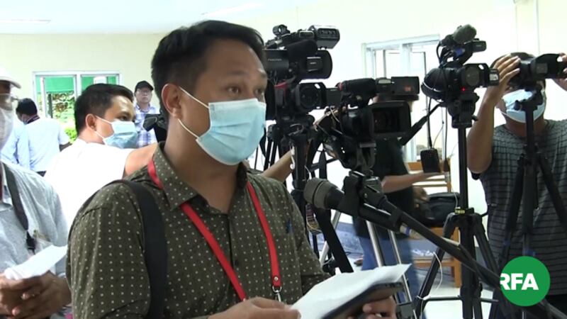 ၂ဝ၂ဝ ပြည့်နှစ် စက်တင်ဘာလ ၄ ရက်နေ့က နေပြည်တော်တွင် ပြုလုပ်သည့် သမ္မတရုံး သတင်းစာရှင်းလင်းပွဲတွင် သတင်းထောက်များ မေးမြန်းစဉ်။