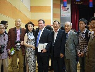 지난 북한인권의 날 행사에 참가한  중국 인권활동가인 성쉬애 여사를 비롯한 중국인사회 민주활동가들과 제이슨 케니 장관, 그리고 북한인권협의회 이경복회장.