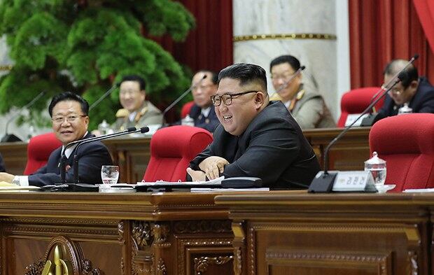 김정은 북한 국무위원장이 지난달 31일 노동당 중앙위원회 본부청사에서 제7기 제5차 전원회의를 지도했다고 1일 조선중앙통신이 보도했다.