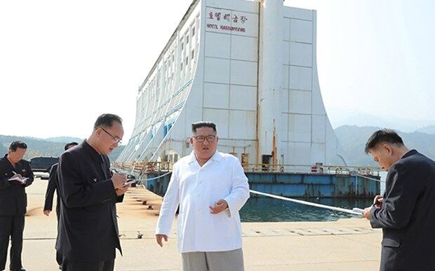 김정은 북한 국무위원장이 지난 2019년 10월 금강산관광지구를 현지지도하고 금강산에 설치된 남측 시설 철거를 지시하고 있다.