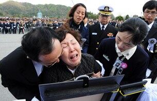 29일 국립대전현충원에서 열린 천안함 46용사 합동안장식에서 유가족들이 고인의 영정을 잡고 오열하고 있다.