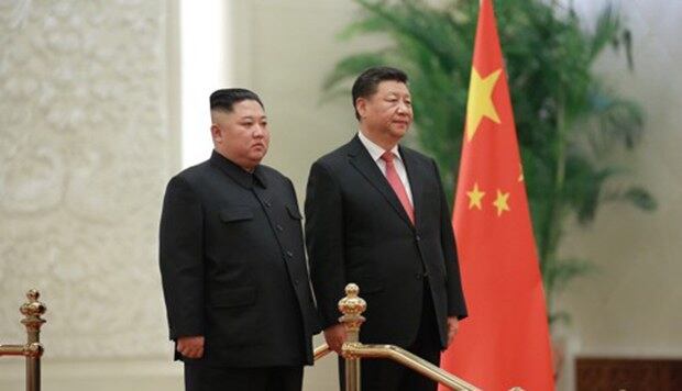 지난 8일 인민대회당에서 김정은 북한 국무위원장이 시진핑 중국 국가 주석과 중국 인민해방군 사열을 받고 있다.