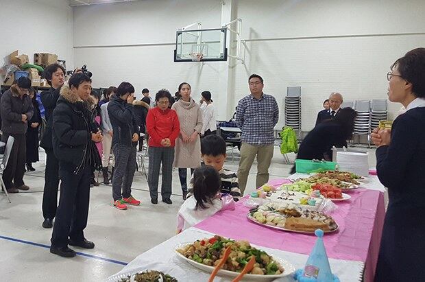 탈북민의 자녀 샤론이의 돌잔치에 참가해 축복하고 기도해주고 있는 구세군 교회 교인들.
