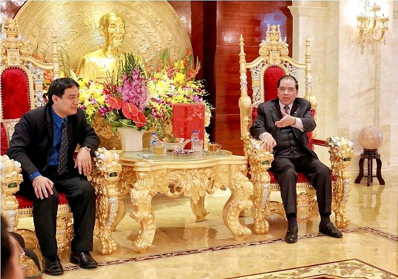 Nguyên Tổng bí thư ĐCSVN Nông Đức Mạnh (phải) ngồi trên một chiếc ghế chạm trổ đầu rồng màu vàng tại nhà riêng khi đã về hưu. Ảnh minh họa chụp trước đây.