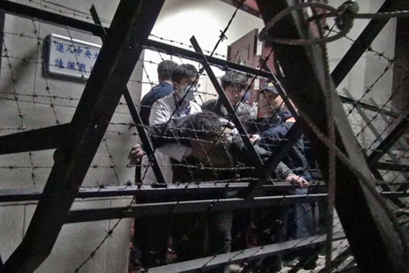 台灣醫護人員和警察把受傷學生抬離行政院。（粵語部記者鍾廣政拍攝）