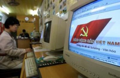 Bàn làm việc của một nhân viên nhà nước với màn hình hiển thị tuyên truyền của ĐCS. AFP photo