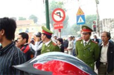 VnYouthProtestChina200.jpg