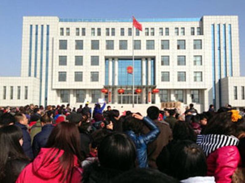 東營市仙河鎮數千名居民周六(2月23日) 集體到鎮政府門前集會,要求已被政府勒令停產整改的化工廠永久關閉。(相片由居民張小姐提供)
