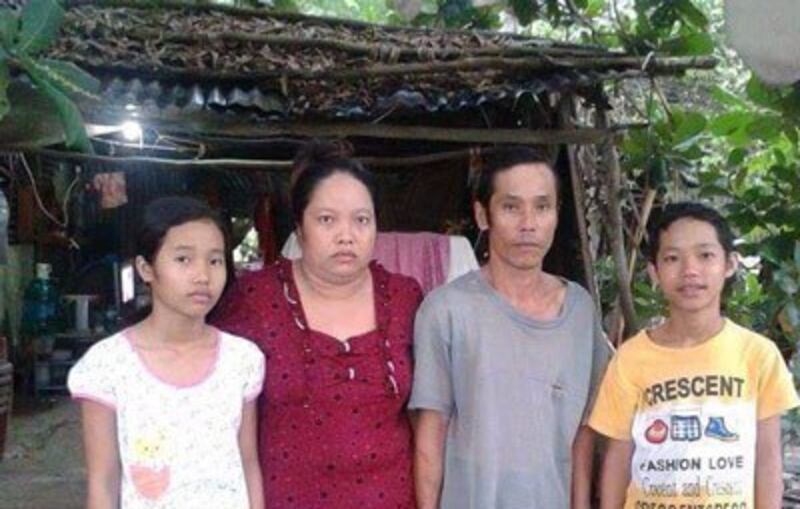 Gia đình dân oan Mai Thị Kim Hương – Nguyễn Trung Can cùng hai con là Nguyễn Mai Trung Tuấn, Nguyễn Mai Thảo Vy bên căn lều tạm bợ (file photo)