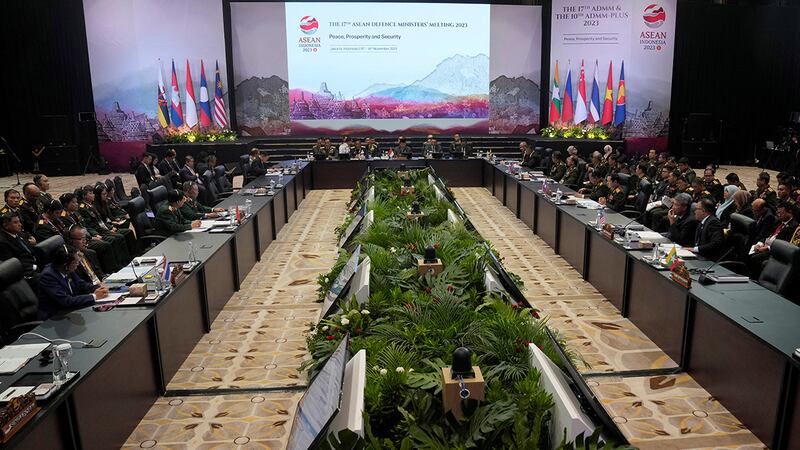 အင်ဒိုနီးရှားနိုင်ငံ ဂျကာတာမြို့တွင် ၁၇ ကြိမ်မြောက် အာဆီယံ ကာကွယ်ရေးဝန်ကြီးများ ညီလာခံ (ADMM) ကျင်းပနေသည်ကို ၂၀၂၃ ခုနှစ် နိုဝင်ဘာလ ၁၅ ရက်နေ့တွင် တွေ့ရစဉ်။ (Photo: Reuters)