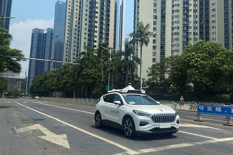 2022年7月29日,广东深圳街道上奔驰的萝卜快跑公司的无人驾驶出租车。(路透社)
