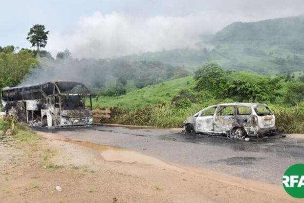 သိန္နီ-လားရှိုး လမ်းပိုင်း ပန်ဖတ်ရွာနဲ့ မိုင်းလီရွာကြားတံတားပေါ်မှာ မီးရှို့ခံခဲ့ရတဲ့ ခရီးသည်မှန်လုံကားတစ်စီးနဲ့ အိမ်စီးကားငယ်တစ်စီးကို ၂၀၁၉၊ သြဂုတ် ၃၀ ရက်နေ့က တွေ့ရစဉ်