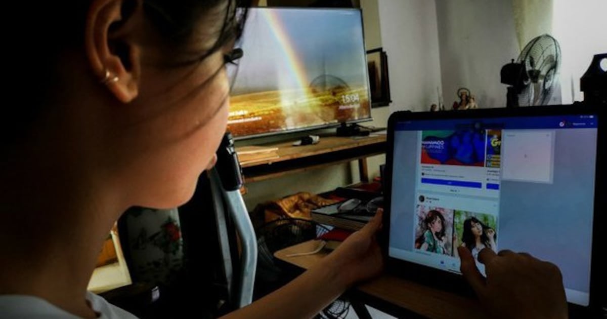Pinoy Using Facebook Picture Philippines: Facebook Removes China-based Fake Accounts โ Radio Free Asia