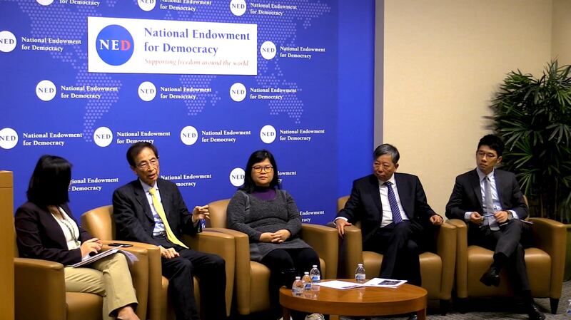 美國民主基金會於2019年曾邀請李柱銘（左二）、李卓人（右二）及羅冠聰（右一）等人，到華盛頓講解香港當時最新情況。（NED影片截圖）