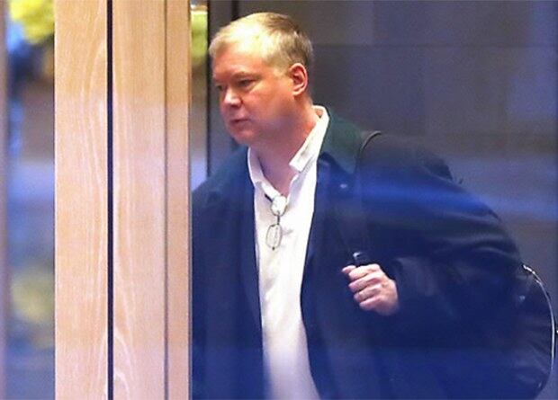 스티븐 비건 미국 국무부 대북정책 특별대표가 10일 출국을 위해 호텔을 나서고 있다. 