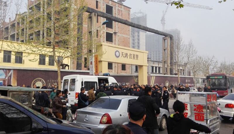 2015年4月9日，大批警察在“紅星國際”屋苑外鎮壓堵路的示威者。(相片由目擊者提供)