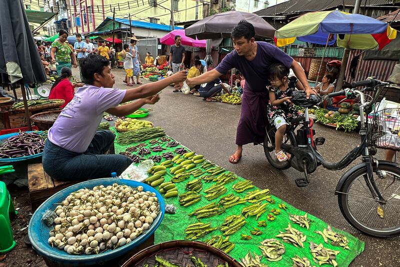 ရန်ကုန်မြို့ မရမ်းကုန်းမြို့နယ်မှ ဈေးတစ်ခုအား ၂၀၂၂ ခုနှစ် နိုဝင်ဘာလ ၂၁ ရက်နေ့က တွေ့ရစဉ်။ (Photo: RFA)