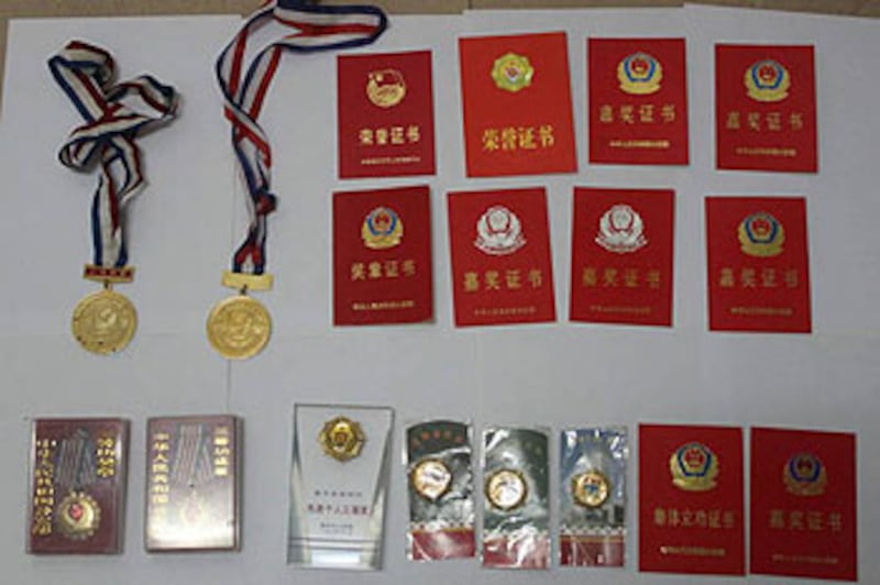 王登朝的工作備受讚賞,圖為他獲得的獎狀及獎章。(照片由王登朝友人徐先生提供-拍攝日期不詳)