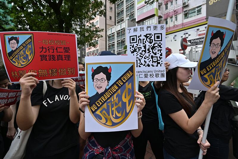 2019年6月16日,香港市民示威大游行,示威群众手持反送中标语。(法新社)