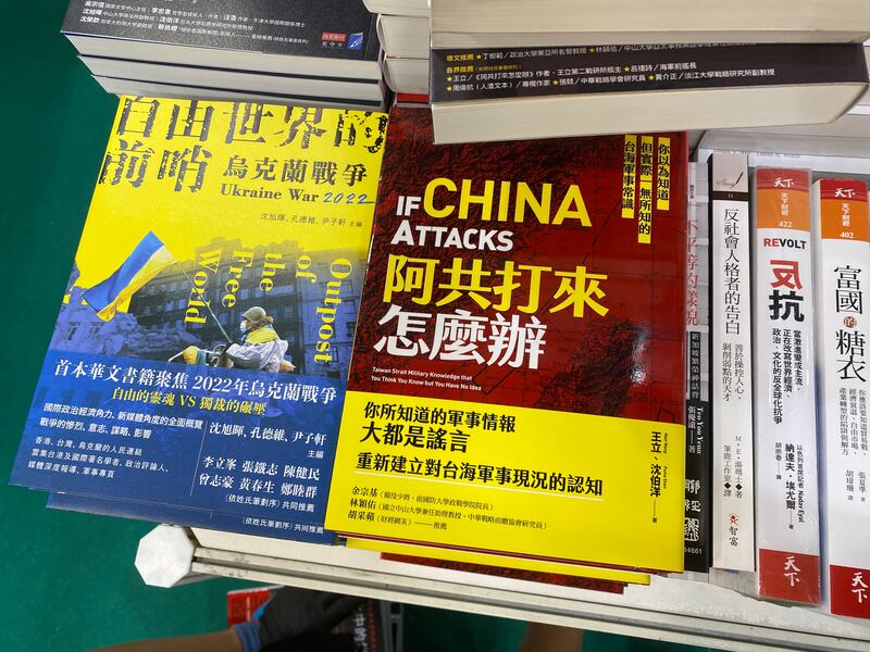 有書商發售多款政治書籍。（董舒悅 攝）