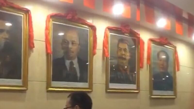 一家商務酒店掛出馬克思、恩格斯、列寧、斯大林及毛澤東的圖片。(視頻截圖)