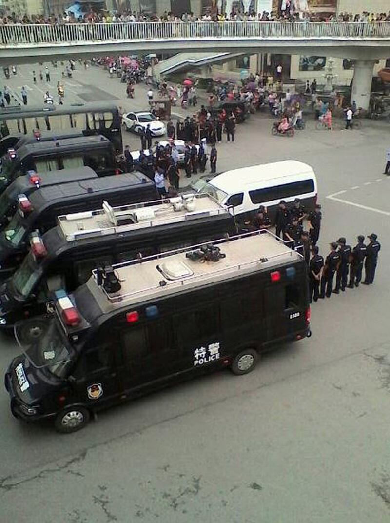 2014年8月27日，“三傑盛世城”業主堵路抗議期間，近百特警連同警車到場。（業主提供）