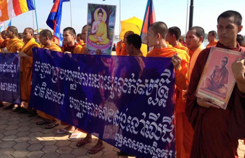 បណ្ដាញ​ព្រះសង្ឃ​ឯករាជ្យ​ដើម្បី​យុត្តិធម៌​សង្គម រៀប​ចំ​ក្បួន​ដើម្បី​នាំ​គ្នា​តវ៉ា​នៅ​មុខ​រដ្ឋសភា ដើម្បី​បញ្ឈប់​ការ​ផ្លាស់ប្ដូរ​អាគារ​វិទ្យាស្ថាន​ពុទ្ធសាសនបណ្ឌិត្យ នៅ​ព្រឹក​ថ្ងៃ​ទី ០៣ តុលា ២០១៤។ 