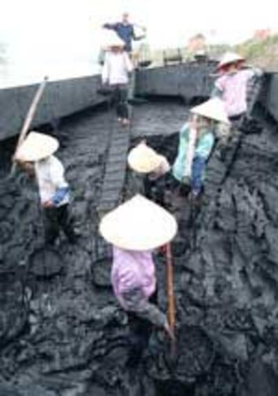 WomenWorkerCoal150.jpg
