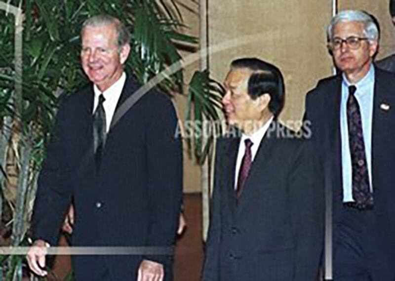 1991年时任美国驻中国大使的芮效俭（右）（美联社资料图）