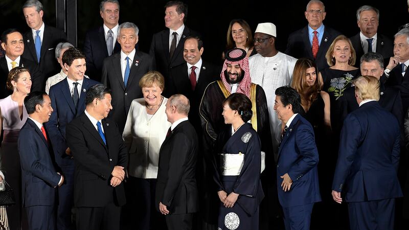 日本G20峰会期间各国领袖在一起。(美联社)