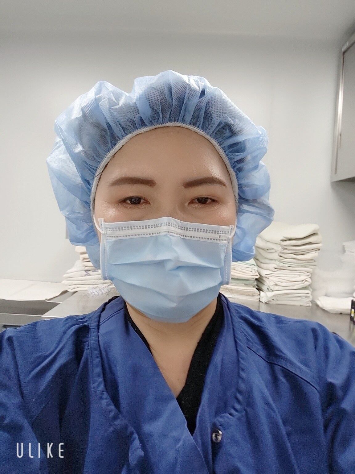 일터에서 일을 하고 있는 황옥경 씨.