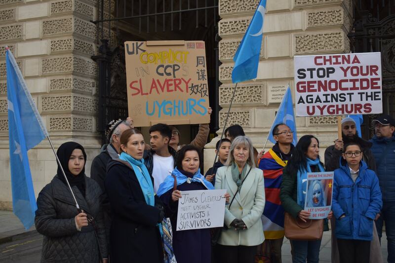 2月13日,維吾爾人、藏人、人權活動人士等在英國外交部前舉行抗議活動,抗議英國及歐盟外交官員擬會見新疆主席吐尼亞孜。 (維吾爾活動人士)