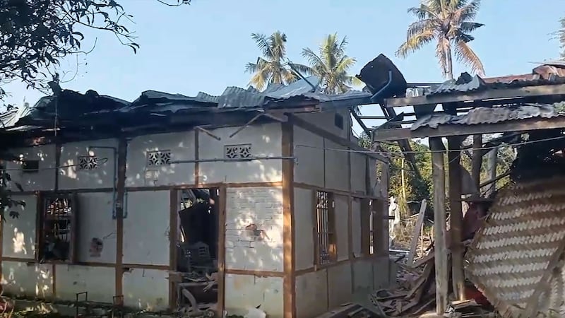 ရှမ်းပြည်နယ်မြောက်ပိုင်း မိုးမိတ်မြို့တွင် စစ်ကောင်စီတပ် လေကြောင်းတိုက်ခိုက်မှုကြောင့် ပျက်စီးသွားခဲ့သည့် နေအိမ်အချို့အား ၂၀၂၄ ခုနှစ်၊ ဇန်နဝါရီလ ၁၈ ရက်နေ့က တွေ့ရစဉ်။ (Screenshot: Citizen Journalist Facebook Video)